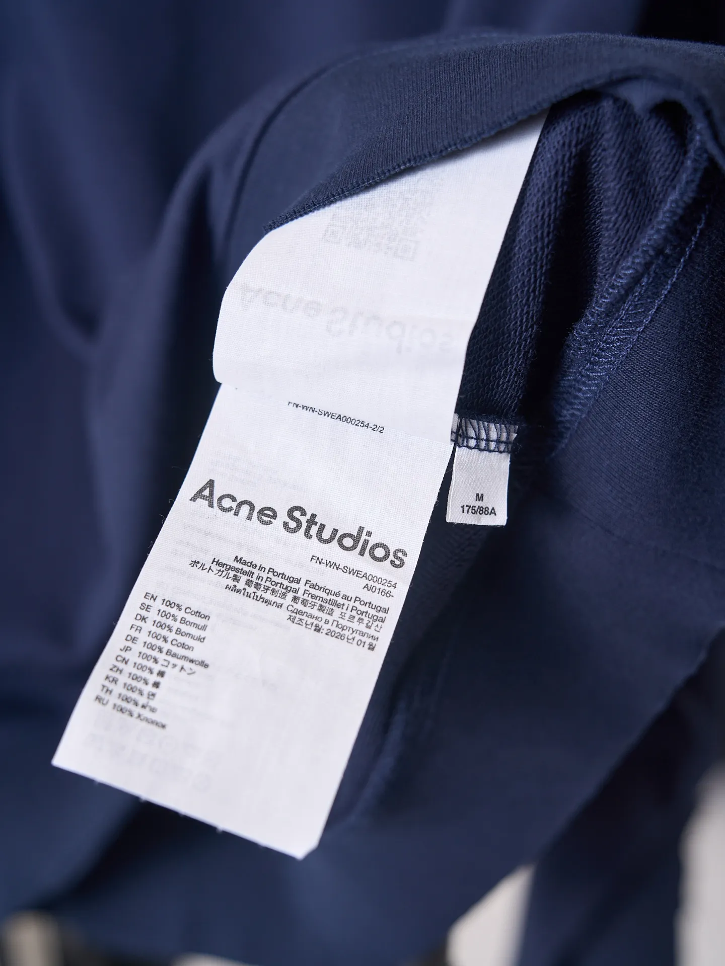 [Real auction] Acne Studios distressed distressed logo printed sweatshirt sweatshirt [In Stock] S M L XL custom etched soft raw cotton fleece, fluffy and soft, comfortable and skin-friendly, deep navy blue, quiet and restrained, matte fog base color, symbiosis with destroyed texture, Retro pioneer style, denim rivet style logo printing on the chest, replica of the old steel seal embossed texture, the color tone will naturally fade with the washing of the garment, no noise The core of the brand spirit has been imprinted on the whole body. Artificially torn holes are arranged in many places. The raw edges of the rips are stretched wantonly. The wear traces eroded by time are reproduced. The regular shackles of traditional garments are dissolved through deconstruction. The decadent street aesthetics and Nordic minimalist design genes are integrated to create outstanding avant-garde garments. Glue printing is used. The chest printing has been revised three times by the film screen. Use glue liquid paint to print the pattern on the fabric. Bake the fabric to fix the printing pattern. Many parts of the body of the garment are worn and worn by pure manual labor. Manual brush marks are added to the surface of the garment to add texture and depth to imitate the texture of natural wear. The fabrics have been fermented and washed to give a better hand feel and texture. It is not easy to deform, shrink or fade. It maintains long-term beauty and a loose fit.